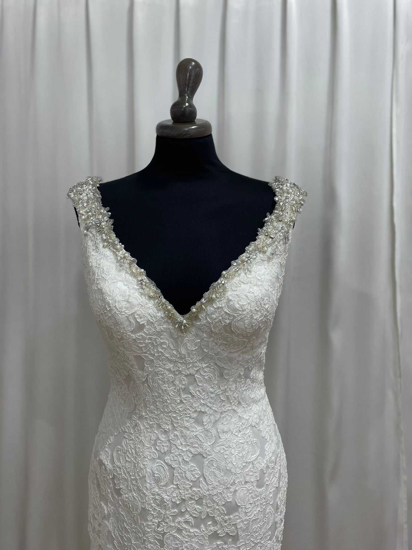 ABITO DA SPOSA OUTLET IN PIZZO CHANTILLY REBRODATO